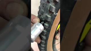 Como colocar o remendo macarrão no pneu tubeless [upl. by Nalliuq]