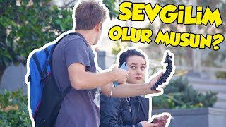 SEVGİLİM OLUR MUSUN  SOKAKTA YOUTUBER GİBİ DAVRAN [upl. by Kushner393]