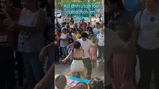 En la conmemoración del día del Indio los catrachos en Girona festejan bailando punta [upl. by Mirna784]