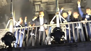 Approvata manovra ministri M5S esultano dal balcone di Chigi E i parlamentari fanno la claque [upl. by Asilef]