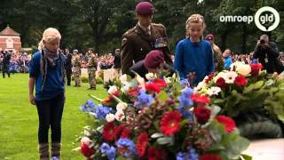 Duizenden bij Airborne herdenking in Oosterbeek [upl. by Nahij467]