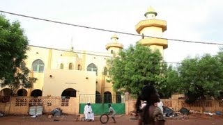 Mali des islamistes détruisent des mausolées à Tombouctou [upl. by Prader517]