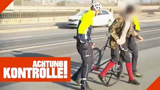 quotDu wolltest abhauenquot  Polizist zwingt Radfahrer zum Stehenbleiben  Achtung Kontrolle  Kabel Eins [upl. by Karlie871]