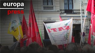 Protesta de conductores de autobuses y grúas para exigir la mejora de su jubilación [upl. by Haroppiz]