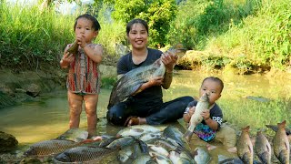 Meet giant fish catch fish trap fish with your children to sell at the market  cook food for pigs [upl. by Animas]