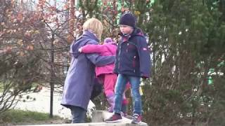 Mütter und Kinder auf dem Spielplatz und beim Basteln [upl. by Niraa183]