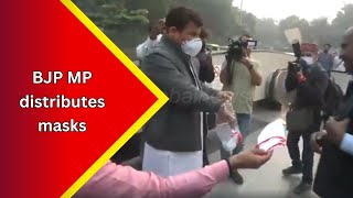 Delhi BJP MP Manoj Tiwari distributes masks to the public as air quality remains in Severe category [upl. by Eedna]