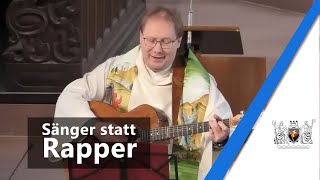 Sänger statt Rapper Pfarrer Thomas Eschenbacher diesmal mit Gitarre im Gottesdienst [upl. by Krahling]