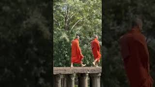 Les moines boudhistes au temple de Baphoun [upl. by Derwon]