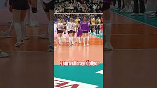 Zehra Kübra Akman i öpüyor 💥 Volleyball Vole Voleybol Volei maç match filesultanları Vakıfbank [upl. by Selfridge602]