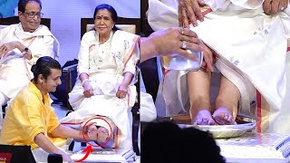 Sonu Nigam Washes Asha Bhosles Feet With Rose Water amp Petals At Book Launch Event ❤️‍🔥 [upl. by Dogs]