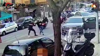 Palermo carabiniere non in servizio arresta un rapinatore dopo un colpo al supermercato [upl. by Atworth603]