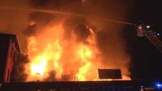 EXPLOSION BEI LAGERHALLENBRAND  Mehrere Feuerwehrleute schwer verletzt  Großbrand in Hilden [upl. by Lynea]