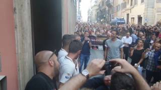 Delirio a via del Corso per Spalletti Totti amp C [upl. by Gonzalez]