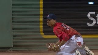 Betts makes a tremendous running grab [upl. by Eelrefinnej]