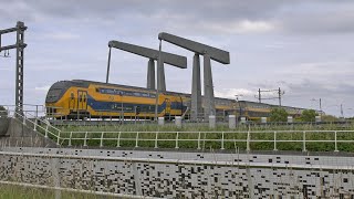 VIRM 8670 rijdt over de Koegrasbrug in Den Helder [upl. by Lednem]