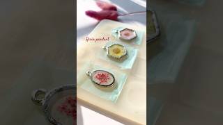 Resin floral pendant 💕 resin resinart resinpendant youtubeshorts shorts art resintutorial [upl. by Ahearn]