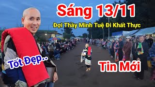 Sáng 1311 Bà Con Xếp Hàng Đợi Thầy Minh Tuệ Đi Khất Thực Ai Xem Cũng Vui Mừng Đứng Đợi Thầy [upl. by Narah715]