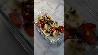 Strawberry Banana Overnight Oats🍌 overnightoats healthybreakfast caloriedeficit breakfast oats [upl. by Fe]