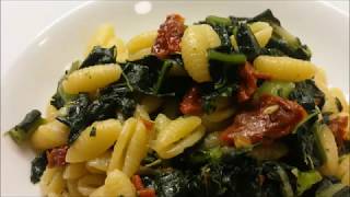 Pasta con cavolo nero e pomodori secchi [upl. by Acysej632]