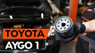 Hvordan bytte oljefilter og motorolje der på TOYOTA AYGO 1 AB10 BRUKSANVISNING AUTODOC [upl. by Lundeen555]