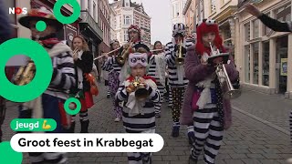 Grootste jeugd dweilorkest speelt tijdens carnavalsoptocht [upl. by Jareb]