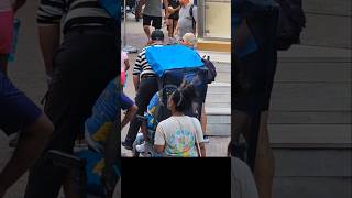 O mímico Tom pegando uma carona neste stroller 😂🤣 tomthemime seaworldmime seaworldorlando funny [upl. by Haakon245]