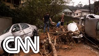 Sobe para 105 o número de mortes causadas pelas chuvas em Petrópolis RJ  LIVE CNN [upl. by Kitti]