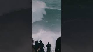 Essa imagem representa bem o que é Nazaré em dia de ondas Gigantes 🙌🏄🏽‍♂️🌊 [upl. by Eisaj]