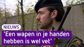 Een bijbaan in het leger Even wennen met een wapen je handen [upl. by Raye839]