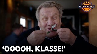 Jan Boskamp neemt eerste mossel van het seizoen in ontvangst ‘Oooh klasse  DE ORANJEZOMER [upl. by Domenic283]