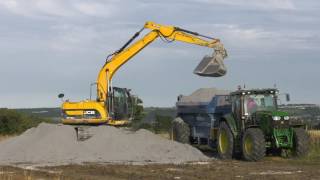 JCB JS130LC Loading Paper Waste into Bunning Lowlander Pulled by JD 6150R [upl. by Okram]