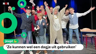 Kinderen nodigen alle eenzame ouderen uit om musical te bekijken [upl. by Auginahs818]