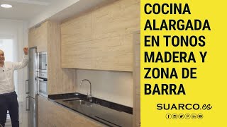 Cocina moderna alargada color madera con encimera de cocina granito negro [upl. by Perreault]