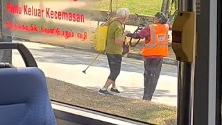 WOW  Lady Bus Captain ASSISTS Elderly To CROSS The Road  GIVE HER A MEDAL 🏅 👏 SMRT Bus 178 🚌 [upl. by Yarrum]