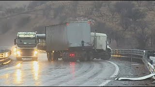 Impactante accidente de dos camiones y un auto conductor de vehículo menor salvó de milagro [upl. by Jodi]