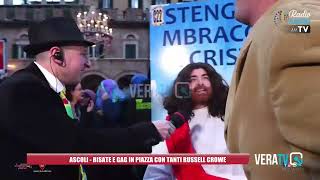 Ascoli Piceno  Risate e gag in piazza con tanti Russell Crowe [upl. by Orola124]