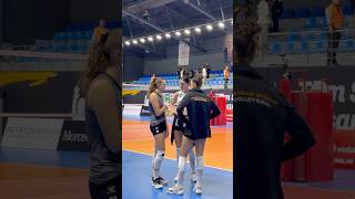 Martyna Czyrnianska maç sonunda Elif Şahin ve Tijana Boskovic ile sohbet ederken ❤️ volleyball [upl. by Adair218]