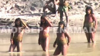 Lost Peruvian tribe make first contact [upl. by Yeffej]