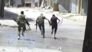 Syrie violents combats de rue bombardements à Alep [upl. by Ennayelhsa]