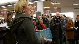 Weihnachts Flashmob singt quotHallelujahquot in der Buchhandlung  christmas flash mob [upl. by Ramburt993]