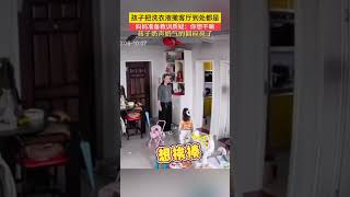 孩子把洗衣液撒客厅到处都是，妈妈准备教训时孩子奶声奶气的回应亮了！人类幼崽的迷惑行为 [upl. by Ann]