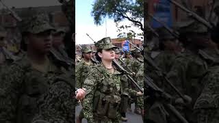 Por primera vez mujeres Infantes de Marina en el desfile militar del 20 de julio [upl. by Yetah]