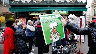 Nova edição do Charlie Hebdo esgota em França [upl. by Domenic]