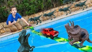 PISTA DE CARRINHOS COM DINOSSAUROS NA PISCINA 2  Vídeo Infantil  PAULINHO E TOQUINHO [upl. by Alrac]