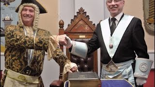 Costi Ioniţă masonMasonic handshake  Strângerea de mână masonică simbolul frăţiei luciferiene [upl. by Collbaith718]